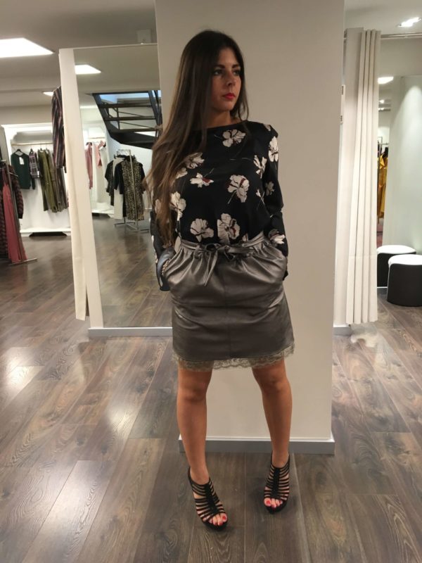 Maglia a fiori e gonna grigia Lazzari abbigliamento donna Bergamo collezione vestiti autunno inverno 2018-2019