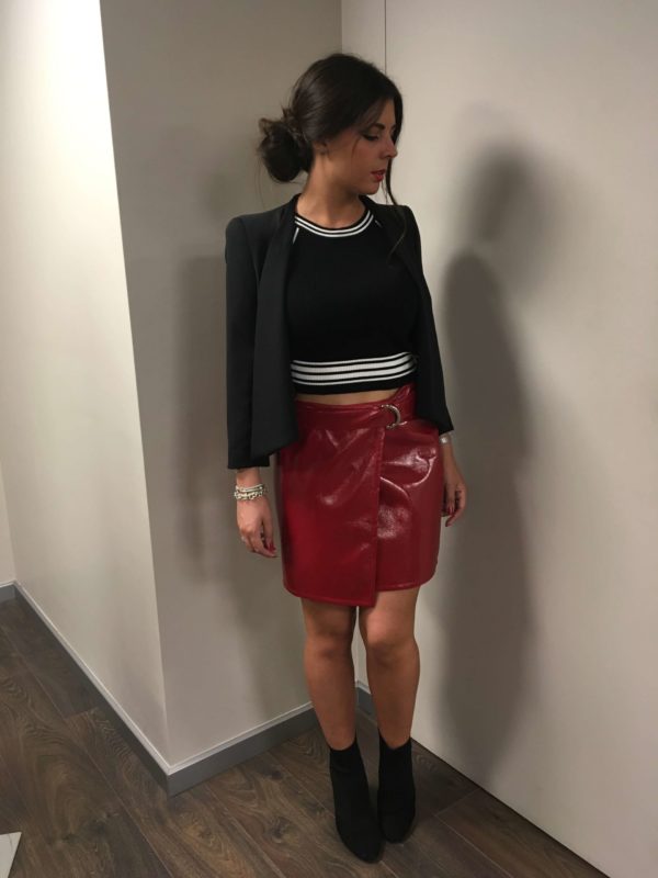 Gonna a portafogli rossa, top e giacca nera Lazzari abbigliamento donna Bergamo collezione vestiti autunno inverno 2018-2019