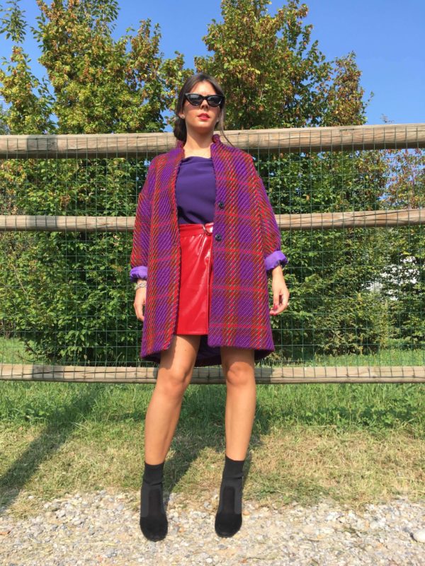 Gonna a portafogli rossa, top e giacca viola a quadri Lazzari abbigliamento donna Bergamo collezione vestiti autunno inverno 2018-2019
