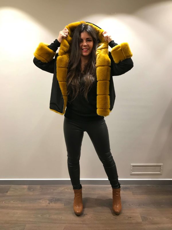 Lazzari Abbigliamento Donna Bergamo collezione autunno-inverno 2018-19 giacca nera pelliccia ocra cappuccio pantalone ecopelle nero
